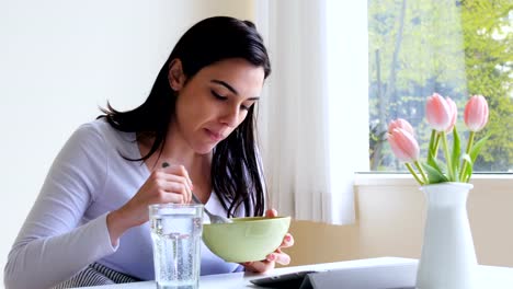 Beautiful-woman-having-breakfast-4k