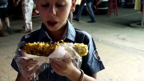 Niño-comiendo-maíz-en-la-mazorca