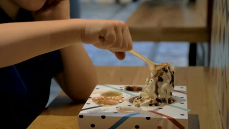 Niño-comer-helado-en-el-patio-de-comidas-del-centro-comercial