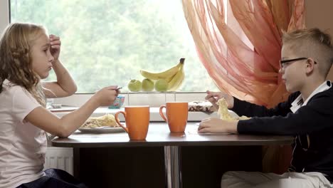 Pretty-children-eat-spaghetti-in-the-kitchen