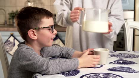 child-drinks-milk