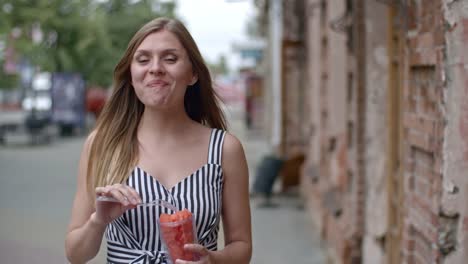 Fröhliche-Dame-Wassermelone-essen-im-freien