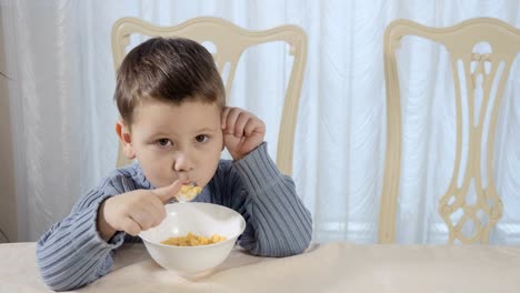 Little-boy-de-los-hábitos-alimenticios-desayuno