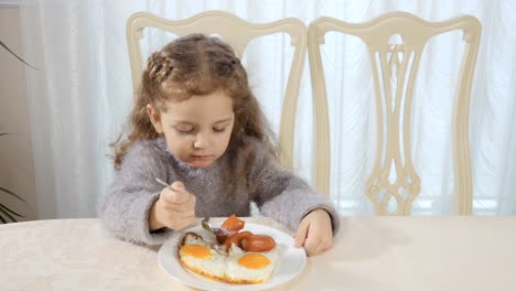 Niño-tiene-un-desayuno-en-la-cocina