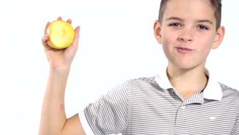 Kleiner-Junge-mit-T-shirt-Essen-Apfel-auf-weißem-Hintergrund