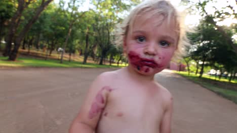 Zombies-como-niño-infantil.-Niño-mirando-como-un-personaje-muerto-de-la-vida-después-de-haber-comido-decenas-de-frutas-al-aire-libre