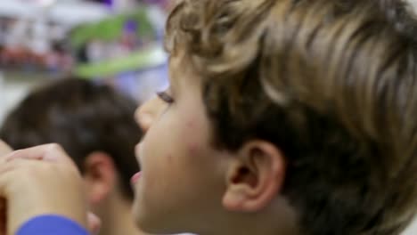 Closeup-de-niño-guapo-da-alimento-para-comer.-Madre-alimentando-a-su-niño-saludable-sopa-de-verduras-para-comer-en-4K