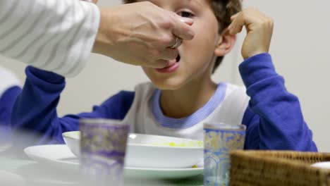 Müdes-schön-Kind-zu-essen,-wenn-er-keinen-Hunger-hat.-Junge,-gesunde-Gemüsesuppe-gegeben-zu-Essen-in-4-K