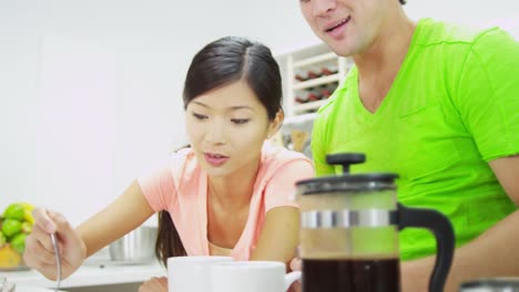 Joven-asiático-chino-femenino-preparación-café-desayuno