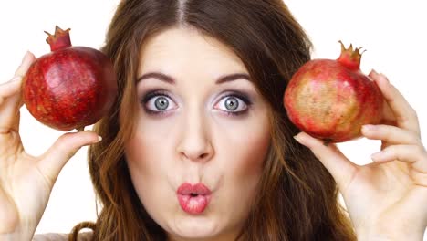 Mujer-alegre-tiene-frutas-Granada,-aisladas