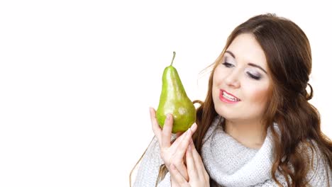 Frau-hält-und-riechen-Birnenfrucht,-isoliert
