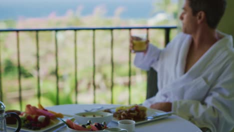 Couple-Enjoying-Breakfast-at-Resort