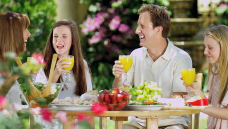 Familie-mit-Teenager-Töchtern-genießen-gesundes-Bio-Mittagessen