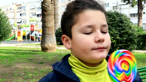 Retrato-de-niño-preadolescente-comiendo-paleta