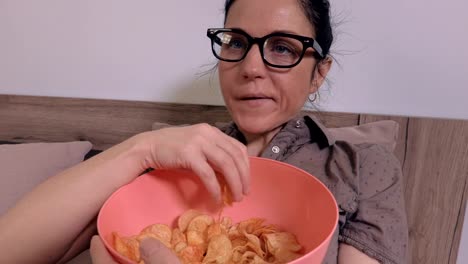 Woman-eats-potato-chips