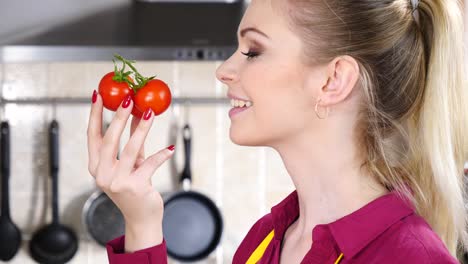 Frau-essen-kleine-Cherry-Tomaten