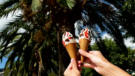 chica-sosteniendo-dos-helados-con-una-mano