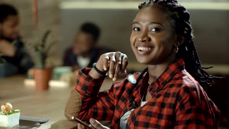 Portrait-of-smiling-black-woman-in-cafe