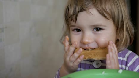 Kleiner-Junge-ist-eine-Sandwich-mit-Erdnussbutter-Essen.-Schmutziges-lustiges-Kind-isst-Dessert.