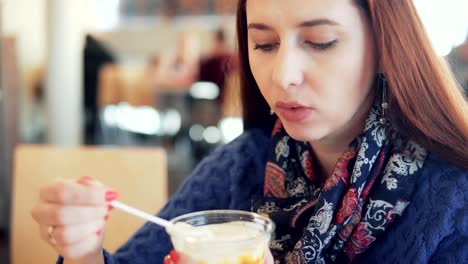 Frau-in-einem-Café-Eis-essen