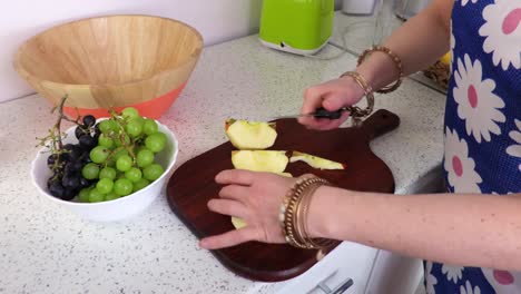 Frau-teilen-den-Apfel-in-Scheiben