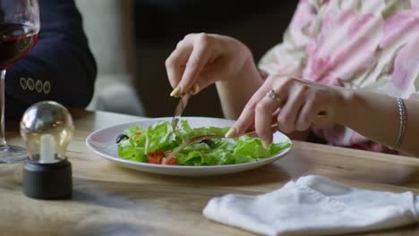 Nicht-erkennbare-Frau-essen-Salat