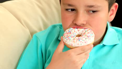 Joven-comiendo-donut