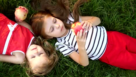 Sisters-eating-apple