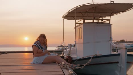 Mutter-Säugling-auf-dem-Pier-in-Kai-bei-Sonnenuntergang