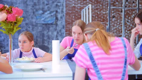 Children-in-the-kitchen-eat