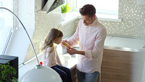 Vater-und-Tochter-in-der-Küche