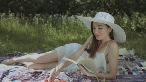 Relajado-mujer-feliz-disfrutando-de-ocio-en-la-naturaleza