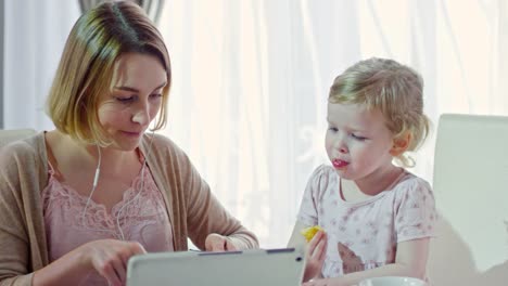 Trabajar-desde-casa-y-pasar-tiempo-con-la-hija-de-la-madre