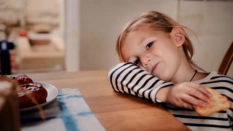 Glückliche-kleine-Kinder-essen-gesunde-Snack-zu-Hause