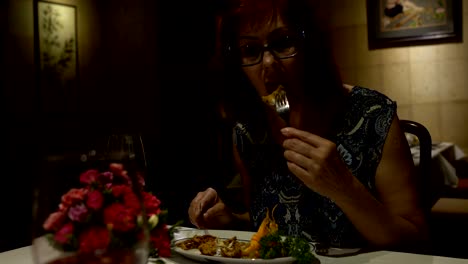 Women-sitting-at-a-table-in-a-restaurant-talking-eating