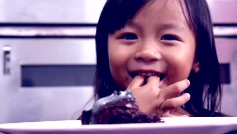 A-girl-child-cake-happiness