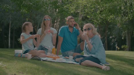 Positiven-Multi-Generation-genießen-Familienpicknick