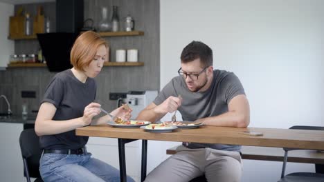 Pareja-casual-desayunando-en-silencio