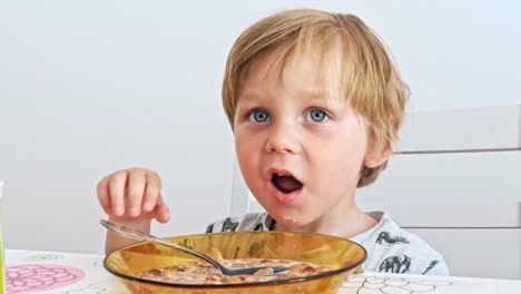 Lindo-niño-comiendo