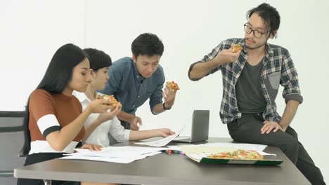 Geschäftsleute,-Pizza-Essen-ist-Pausenzeit-und-Meeting-Team-für-Success-Projekt-zusammen.-Konzept-der-Teamarbeit,-Entspannung,-kreative-Arbeiten-und-Idee.