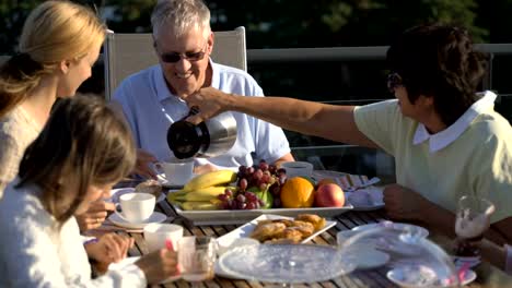 Una-gran-familia-feliz-tiene-cena-en-la-terraza-en-la-azotea-de-la-casa.