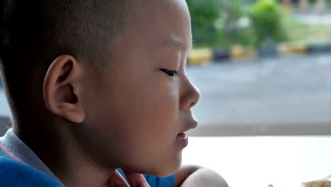 Cerca-niño-asiáticos-comer-papas-fritas.-Video-Slow-motion