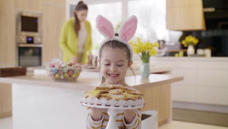 Alegre-chica-en-traje-de-conejo-con-los-cookie