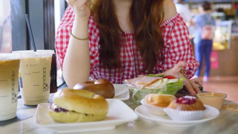 Beautiful-Asian-girl-chatting-with-friends-at-lunch-time