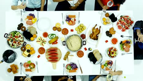 Gruppe-von-Personen-beim-Abendessen-gemeinsam-auf-Party.-Menschen-mit-Silvester-Party-Konzept.