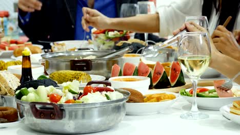 Gruppe-von-Freunden-Abendessen-am-Silvester-Party-zu-genießen.