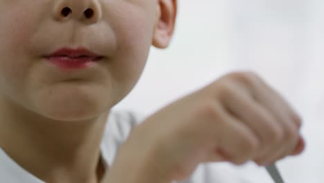 Niño-comiendo-y-hablando