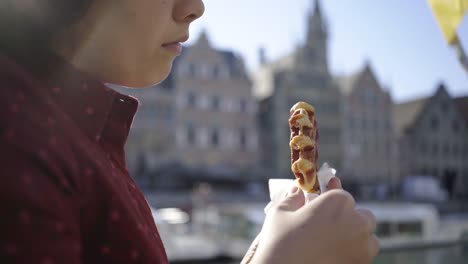 Chica-con-galleta-de-Bélgica