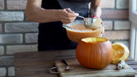 Glückliche-junge-Frau-Essen-Kürbissuppe-in-Küche