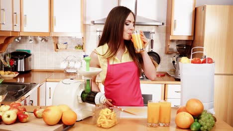 Frau-in-der-Küche-trinken-frischen-gepressten-Orangensaft-4K